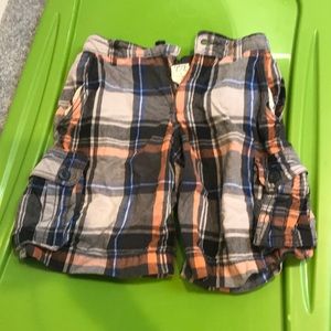 Boys size 8 plaid cargo shorts